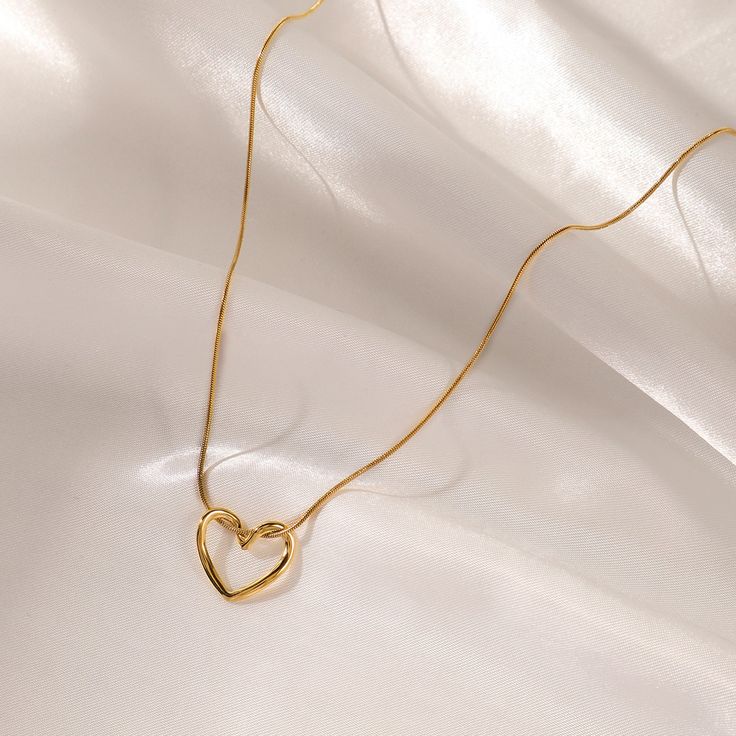Gold Heart Pendant Necklace for Women – Elegant Minimalist Chain Jewelry